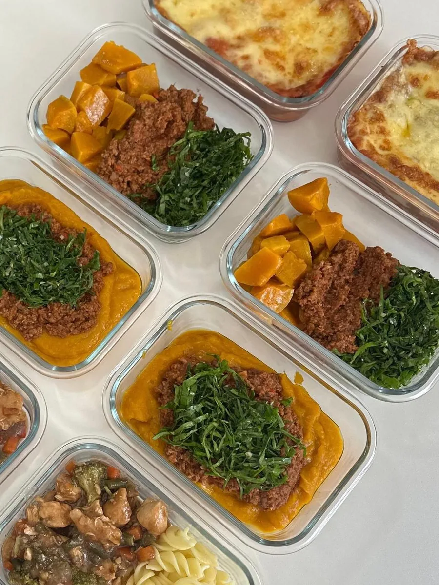 Marmitas do cardápio 1, com abóbora assada, carne moída e couve refogada