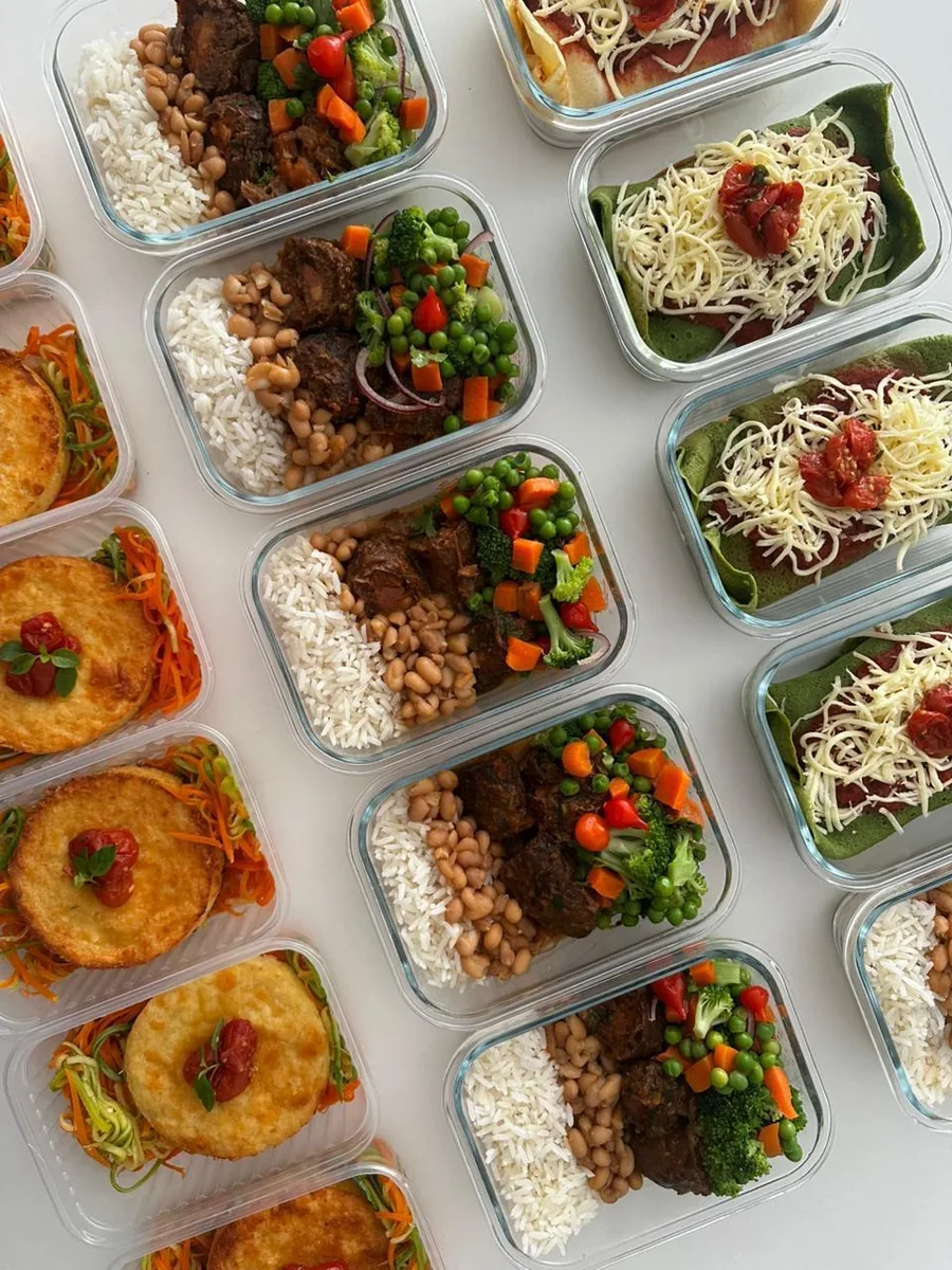 Marmitas do cardápio 2, com arroz, feijão, mix de legumes e bife a rolê