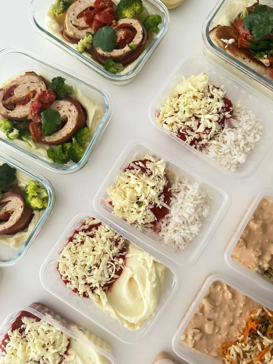 Marmitas do cardápio 3, com rocambole de frango e purê