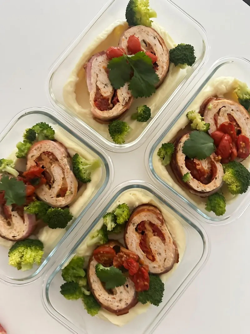 Marmitas de rocambole de frango com purê e brócolis